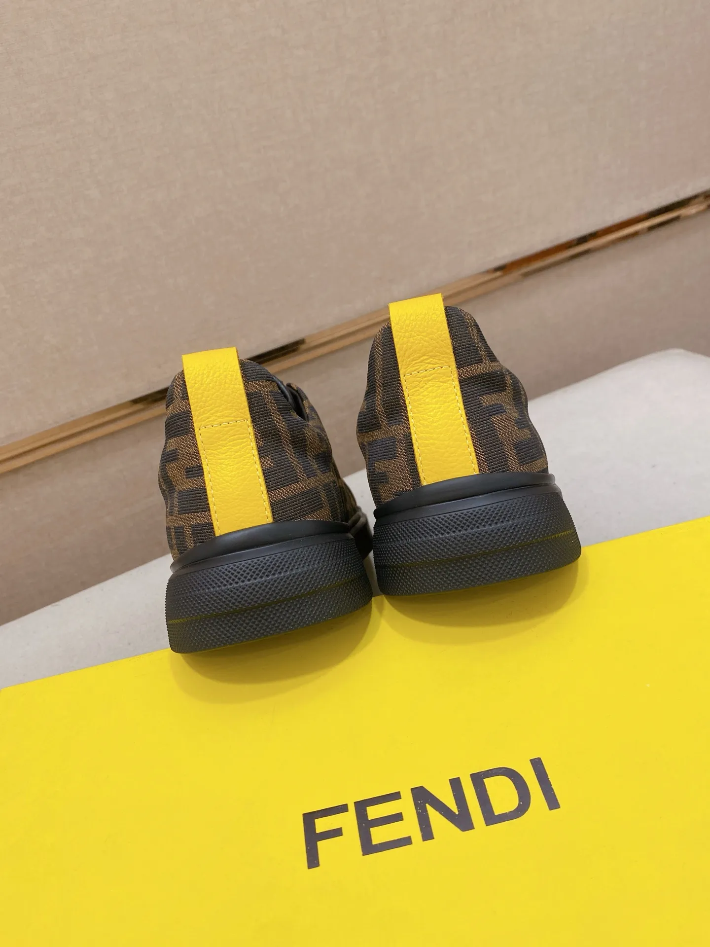 Factory price 400💰 (fendi) New style 👊🏻 upper 🇮🇹 imported cowhide fabric 🇩🇪 lining imported sheepskin lining. The original outsole is molded to highlight the identity of every man, and the upper foot is elegant and stable🚶🏻🚶🏻The high-end custom counters reproduce the original version📯No matter the wind or rain, the shoe last remains unchanged and can withstand the verification of time🔍️,🔵 Size: 38-44
